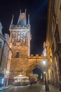 Prag, Çek Cumhuriyeti - 9 Temmuz 2020: Mostecka Caddesi 'ndeki Charles Köprüsü Kulelerinin Gece Görüşü.