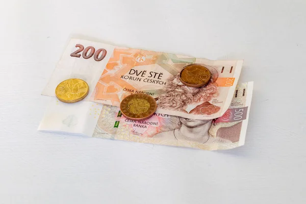 Банкноты Монеты Чешских Крон Белом Столе — стоковое фото