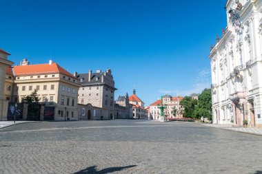 Prag, Çek Cumhuriyeti - 10 Temmuz 2020: Hradcanske namesti Meydanı.