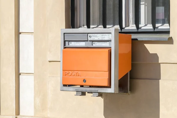 Praga República Checa Julio 2020 Buzón Naranja Correos Checos —  Fotos de Stock