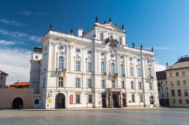 Prag, Çek Cumhuriyeti - 10 Temmuz 2020: Başpiskopos Sarayı.