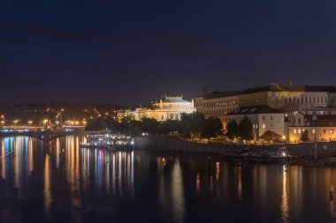 Prag, Çek Cumhuriyeti - 9 Temmuz 2020: Çek Cumhuriyeti 'nin Prag kentindeki Vltava Nehri kıyısı.