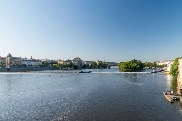 捷克共和国布拉格 2020年7月10日 阳光明媚的布拉格市中心Vltava河岸 — 图库照片