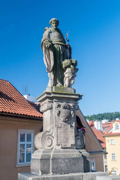 Prag Çek Cumhuriyeti Temmuz 2020 Tolentino Nicholas Heykeli Charles Köprüsü — Stok fotoğraf