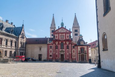 Prag, Çek Cumhuriyeti - 10 Temmuz 2020: St. George Bazilikası 'nın solundaki manastır binası.