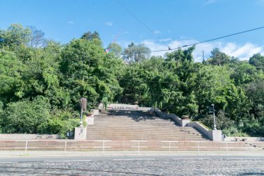 Prag, Çek Cumhuriyeti - 10 Temmuz 2020: Prag Metronomu ile tepeye çıkan merdivenler.