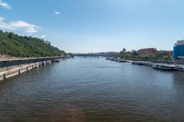Prag, Çek Cumhuriyeti - 10 Temmuz 2020: Vltava Nehri.