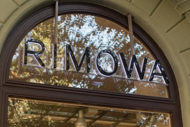 Prag, Çek Cumhuriyeti - 10 Temmuz 2020: Rimowa 'nın işareti genellikle RIMOWA olarak sınıflandırılır, yüksek kaliteli bir bagaj üreticisi..