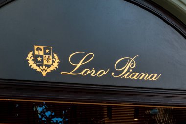 Prag, Çek Cumhuriyeti - 10 Temmuz 2020: Loro Piana 'nın logosu ve işareti, lüks kaşmir ve yün ürünlerinde uzmanlaşmış bir İtalyan kumaş ve giyim şirketi..