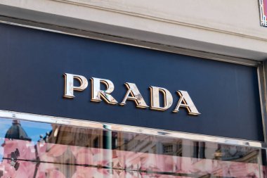 Prag, Çek Cumhuriyeti - 10 Temmuz 2020: Mario Prada tarafından 1913 yılında kurulan bir İtalyan lüks moda evi.