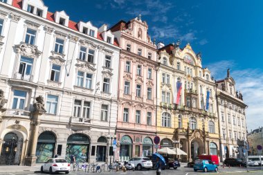 Prag, Çek Cumhuriyeti - 10 Temmuz 2020: Prag 'daki eski bir şehrin eski mimari cephesi.