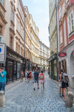 Prag, Çek Cumhuriyeti - 10 Temmuz 2020: Eski Prag kentinde turistlerle Husova kaldırım taşı caddesi.