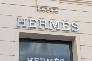 Prag, Çek Cumhuriyeti - 10 Temmuz 2020: Hermes logosu ve işareti.