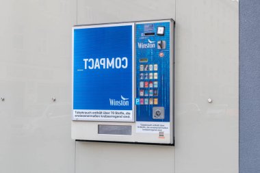 Viyana, Avusturya - 30 Ağustos 2020: Sokaklarda sigara otomatı.