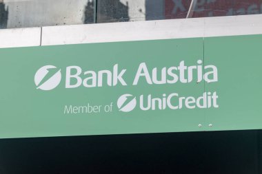 Viyana, Avusturya - 30 Ağustos 2020: UniCredit üyesi Bank Austria 'nın logosu ve imzası.
