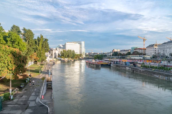 奥地利维也纳 2020年8月30日 夏季的多诺卡纳尔 多瑙河运河位于维也纳市中心 — 图库照片