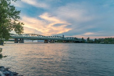 Avusturya, Viyana 'da gün batımında Tuna Nehri üzerindeki köprü.