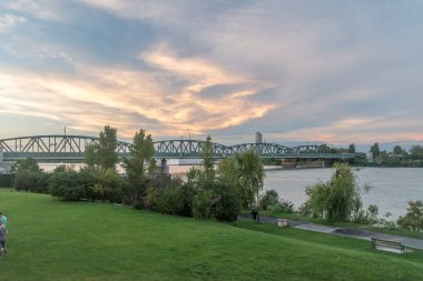 Avusturya, Viyana 'da gün batımında Tuna Bulvarı manzarası.