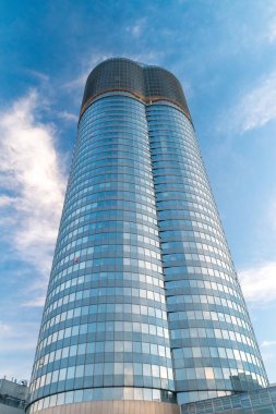 Viyana, Avusturya - 30 Ağustos 2020: Viyana, Avusturya 'daki Milenyum Kulesi. Avusturya 'daki en uzun ikinci yapı, 171 metre yükseklikte, 1999' da inşa edilmiş..