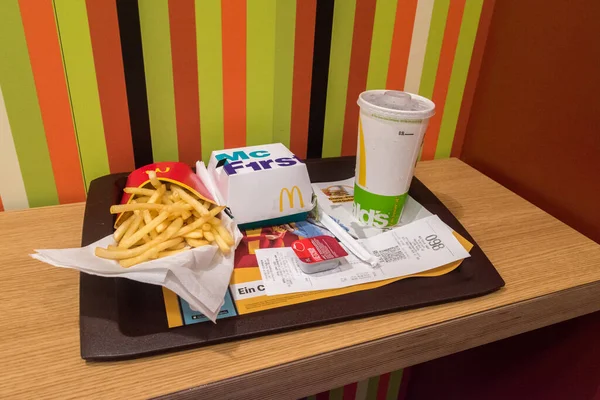 Wien Österreich August 2020 Mcdonald Menü Mit Mcf1Rst Sandwich Pommes — Stockfoto