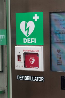 Viyana, Avusturya - 30 Ağustos 2020: Duvardaki beyaz kutuda otomatik dış defibrilatör (AED).