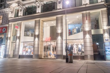 Viyana, Avusturya - 30 Ağustos 2020: H ve M moda mağazası. H ve M Hennes ve Moritz AB, İsveçli çok uluslu perakende giyim şirketidir..