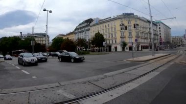 Viyana, Avusturya - 30 Ağustos 2020: Viyana şehir merkezinde trafik.