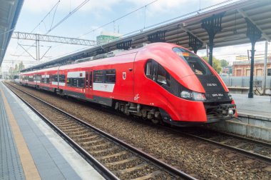 Gdansk, Polonya - 7 Ekim 2020: Gdansk Glowny tren istasyonunda PolRegio treni.