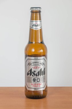 Pruszcz Gdanski, Polonya - 28 Ekim 2020: Asahi bira şişesi.