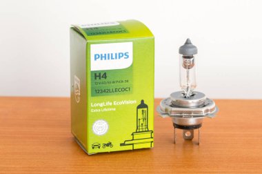 Pruszcz Gdanski, Polonya - 29 Kasım 2020: Philips H4 Uzun Ömür Boyu Ekovizyon Ekstra Yaşam Halojen Feneri.