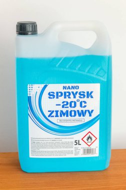 Pruszcz Gdanski, Polonya - 29 Kasım 2020: Bir şişe mavi Nano sprysk antifriz ön cam yıkama sıvısı.