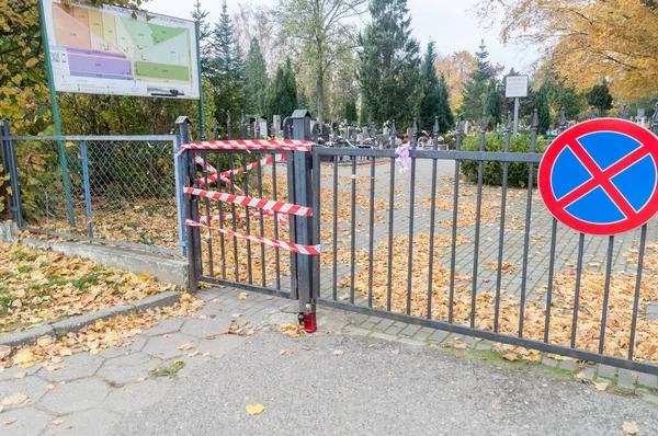 Pruszcz Gdanski Polen November 2020 Stängd Kyrkogårdsgrind Alla Helgons Dag — Stockfoto