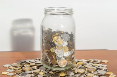 Polonya bozuk para kavanozunu bozuk para yığınının üzerine koydu..