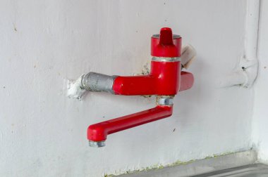 Mutfaktaki duvarda kırmızı musluk..