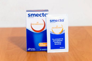 Deblin, Polonya - 24 Aralık 2020: Smecta uyuşturucu akut ishalle mücadele için kullanılır.