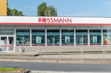 Slupsk, Polonya - 22 Eylül 2020: Rossmann eczanesinin dış görünümü.