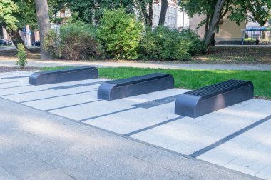 Slupsk, Polonya - 22 Eylül 2020: Waldorff Park 'taki piyano tuşları için banklar stilize edildi.