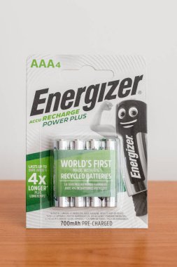 Pruszcz Gdanski, Polonya - 9 Ekim 2020: Enerji Accu şarj gücü artı şarj edilebilir AAA pili.