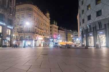 Viyana, Avusturya - 30 Ağustos 2020: Geceleri Viyana 'da dükkanları olan sokaklar.