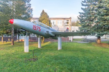 Deblin, Polonya - 23 Aralık 2020: İlkokulun önündeki uçak. Polonya Havacılığının 4 Kahramanı.