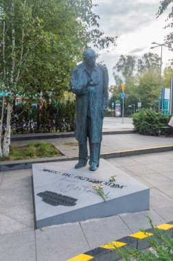 Sopot, Polonya - 4 Ekim 2020: Wladyslaw Bartoszewski anıtı. Bartoszewski Polonyalı politikacı, sosyal aktivist, gazeteci, yazar ve tarihçiydi..