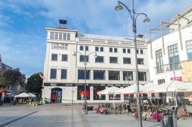 opot, Polonya - 4 Ekim 2020: Sopot 'taki turizm merkezindeki binaların manzarası.