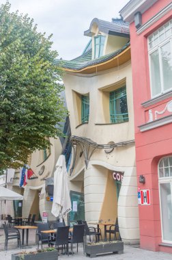 Sopot, Polonya - 4 Ekim 2020: Monte Cassino Sokak Kahramanları 'nda çarpık küçük ev (Lehçe: Krzywy Domek).