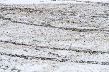 Araba parkında çamurlu buzlu kar..