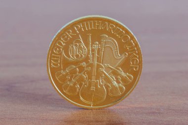 Viyana Filarmoni Orkestrası altın sikkesi ahşap masada.