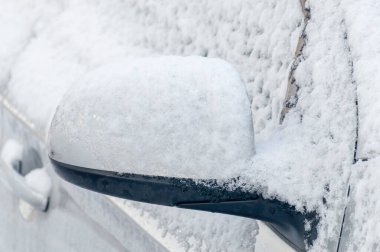 Araba kanadı aynası kışın karla kaplıdır..
