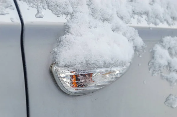 Sinal Volta Carro Coberto Por Neve Inverno — Fotografia de Stock