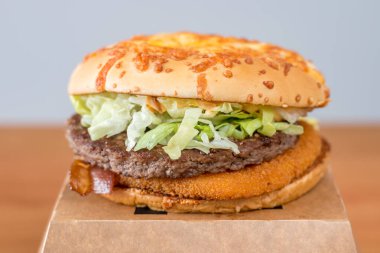 Pruszcz Gdanski, Polonya - 17 Ocak 2021: McDonald 's oduncu sandviçi (Polonya: kanapka drwala).