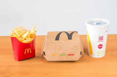 Pruszcz Gdanski, Polonya - 17 Ocak 2021: McDonald 's patates kızartması, sandviç kutusu ve kola.