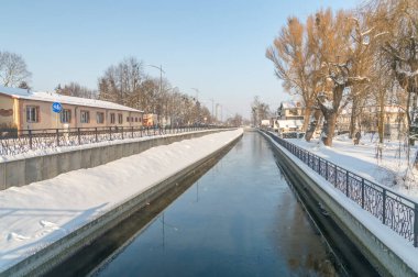 Pruszcz Gdanski, Polonya - 17 Ocak 2021: Kışın Radunya Kanalı.